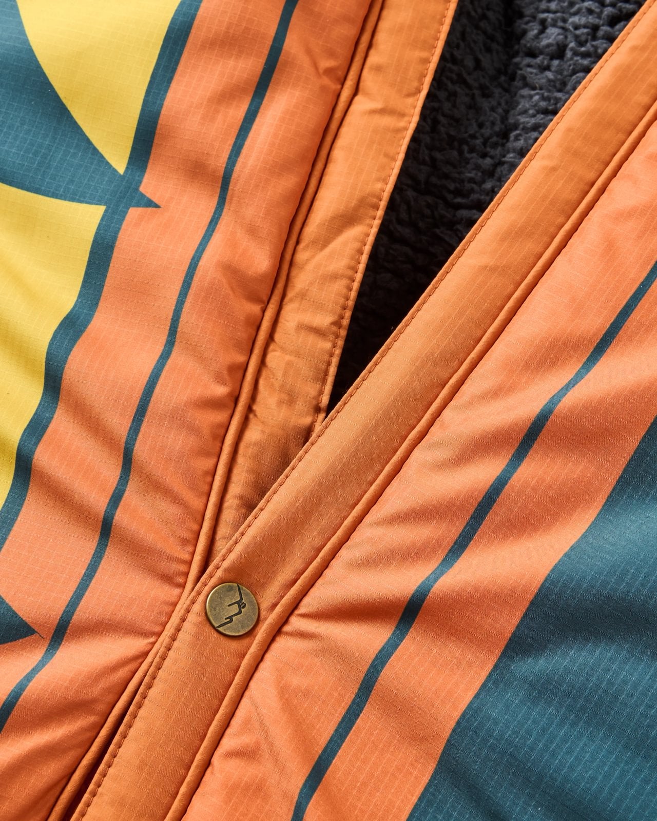 Passenger Cabin Recycled Sherpa Blanket | Passenger | Portwest - The Outdoor Shop